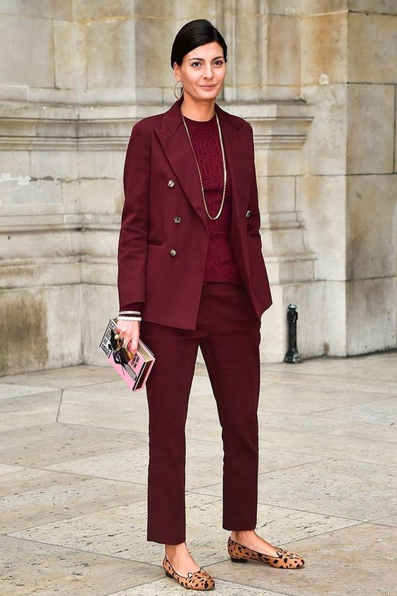 5 ideias de títulos:
1. A Versatilidade do Marsala: Do Vinho à Cor que Conquistou o Mundo.
2. Desvendando o Vinho Marsala: Origem