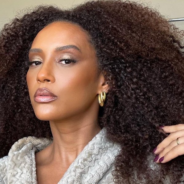 Tudo Sobre a Aplicação e Remoção Segura do Mega Hair de Fita Adesiva