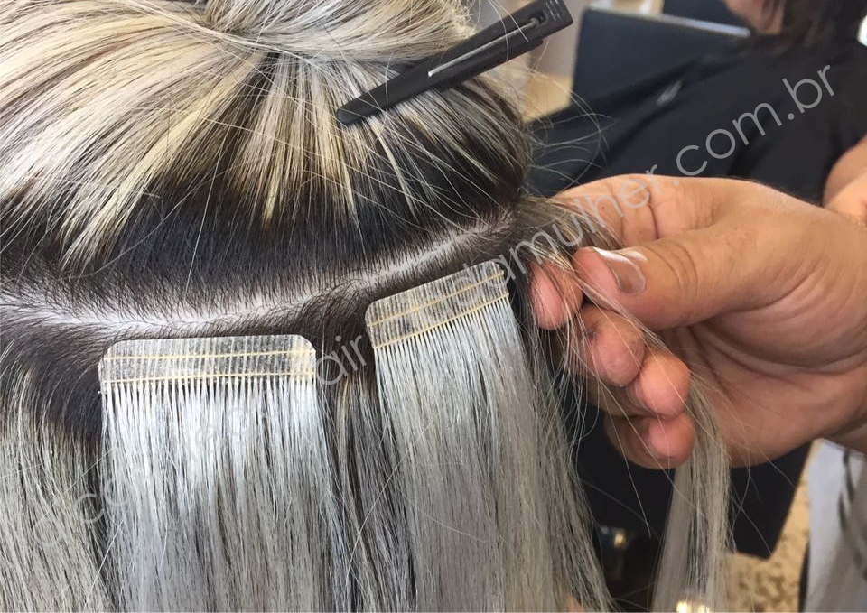 Mega Hair de Fita Adesiva vs. Outras Técnicas: Qual a Melhor Escolha?