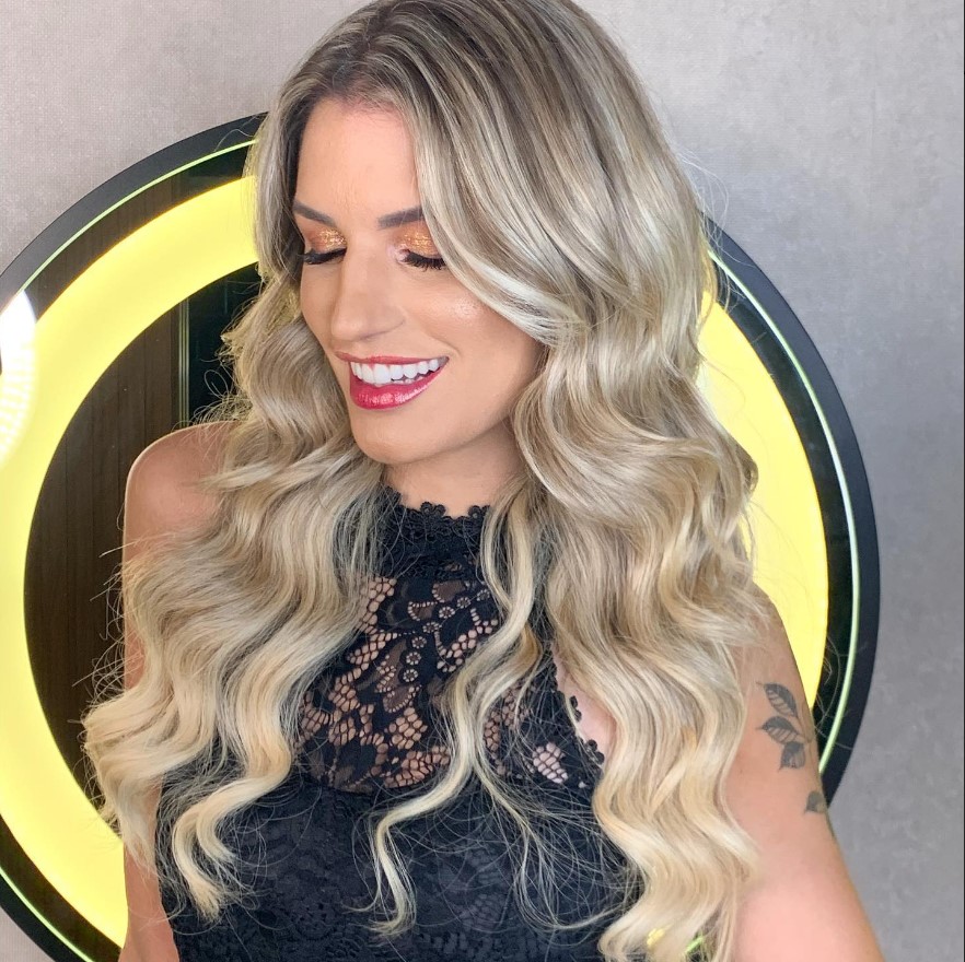 1. Mega Hair: Guia Completo de Aplicação e Cuidados
2. Fita Adesiva vs. Ponto Americano: Qual o Melhor para Você?
3. Cabelo Humano vs. Bio Fibra: Entenda as Diferenças e Custos
4. Manutenção do Mega Hair: Dicas Essenciais para Durabilidade
5. Mega Hair: Fatores que Influenciam o Preço Final