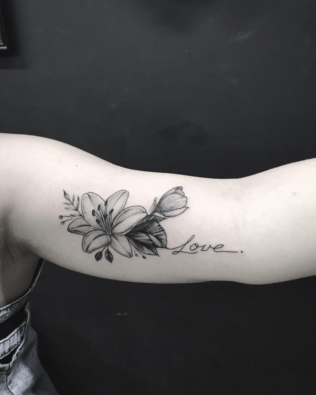 tatuagem feminina sombreada braço ideias inspiradoras