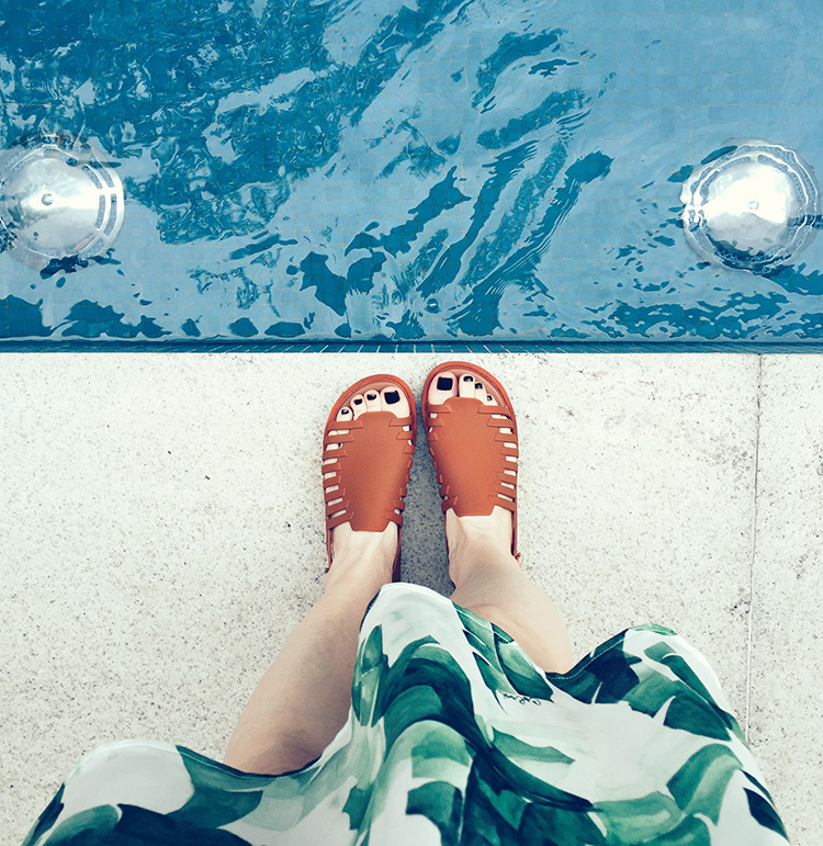 Melissa chinelo slide com vestido
