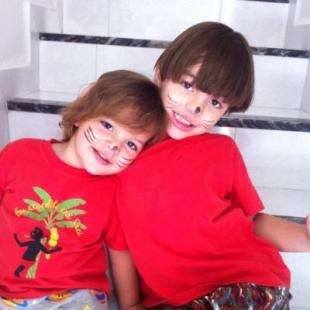 meninos de cabelo grande