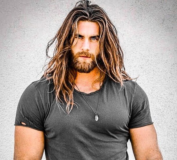 Penteados Práticos e Estilosos para Meninos com Cabelo Grande: Escola