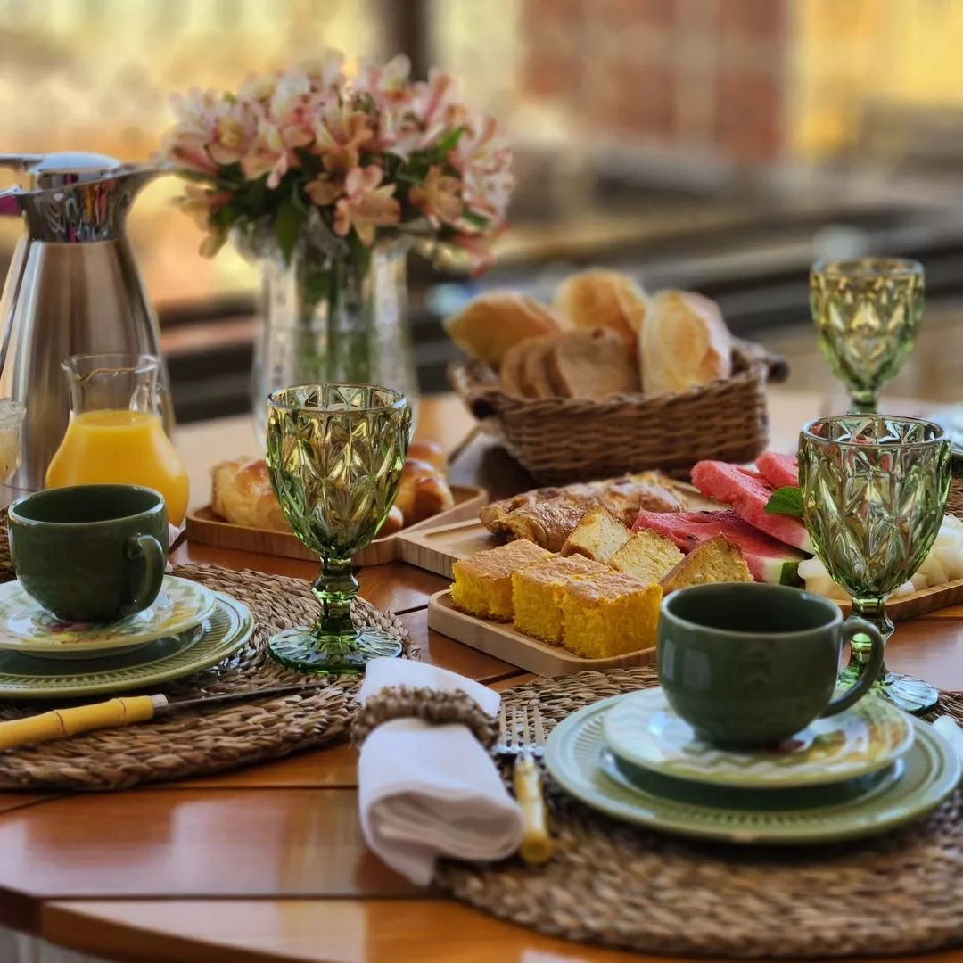 itens essenciais mesa café da manhã