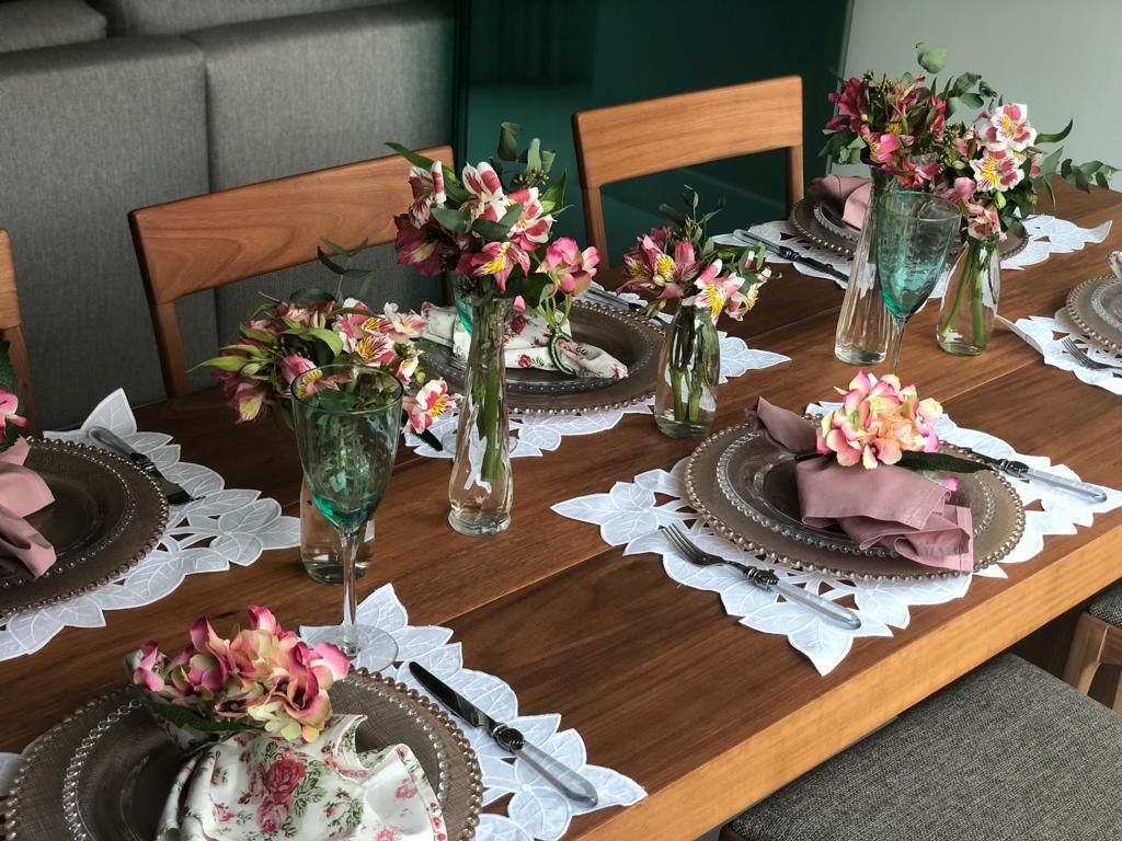 mesa posta almoço com centro de mesa