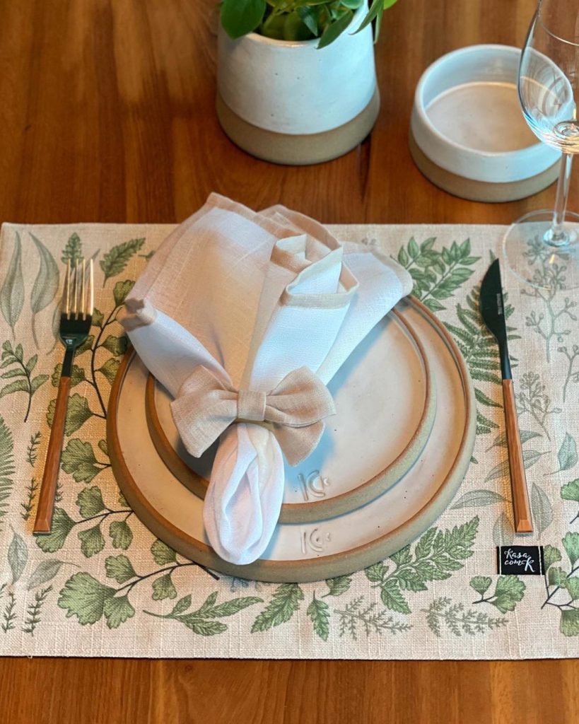 mesa posta almoço ao ar livre