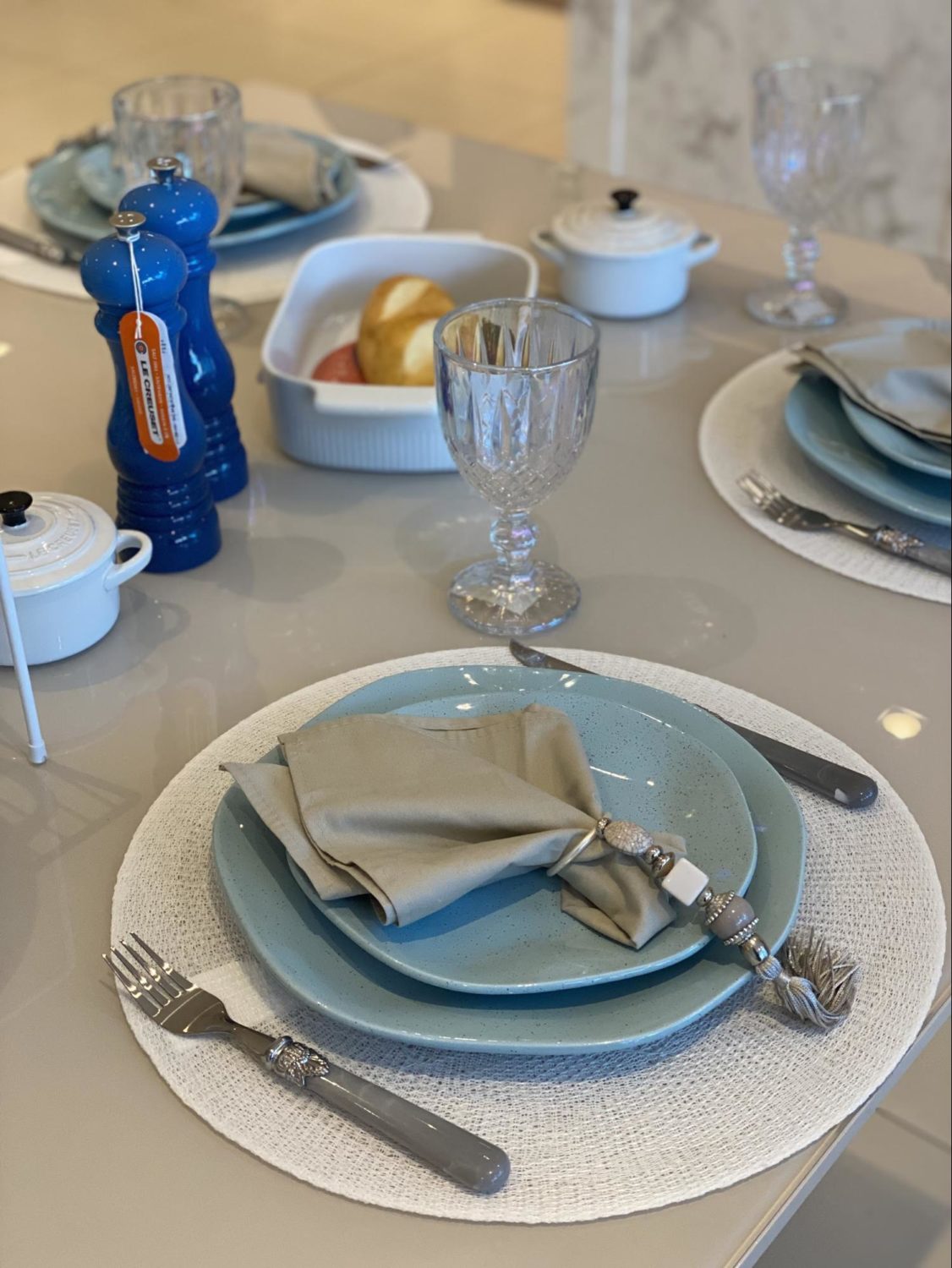 mesa posta almoço para crianças