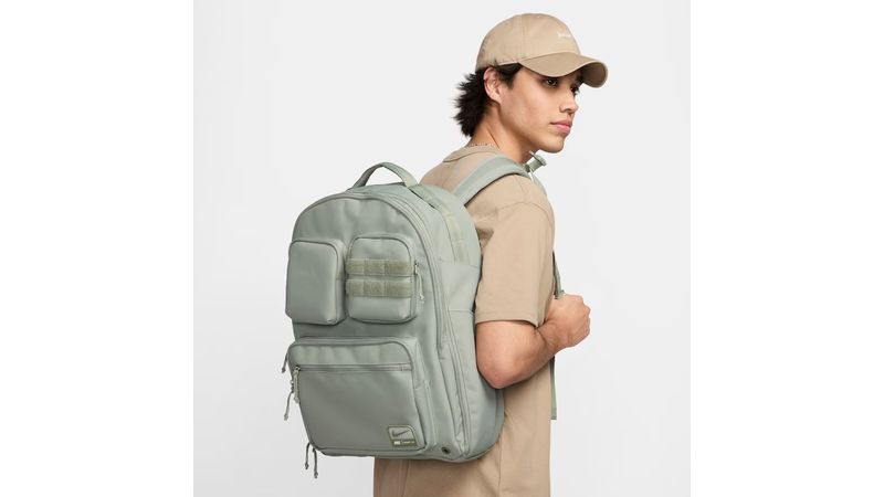 estilos de roupa com mochila nike utility
