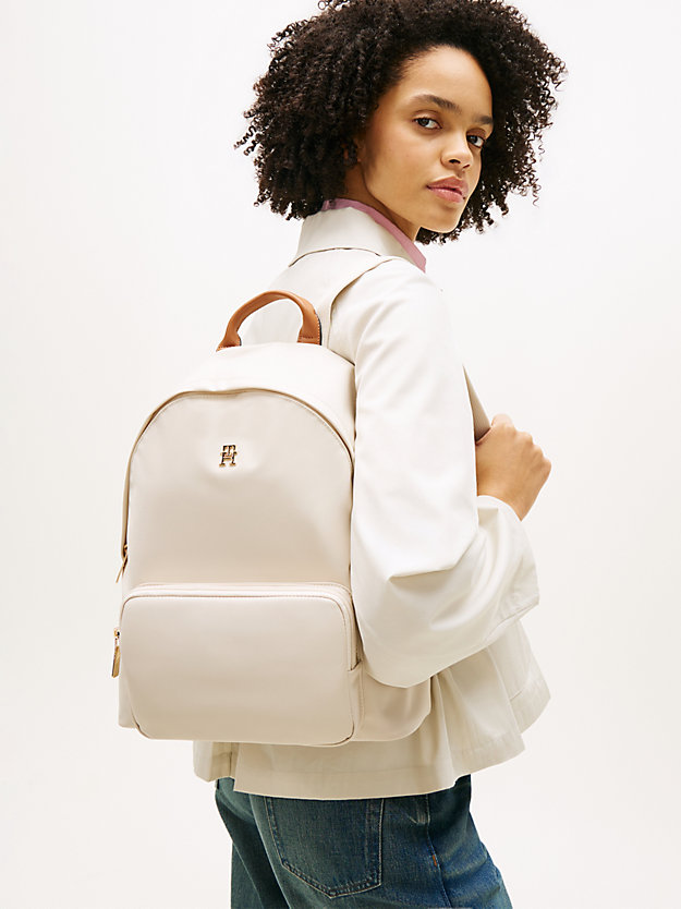 outfit com mochila Tommy Hilfiger
