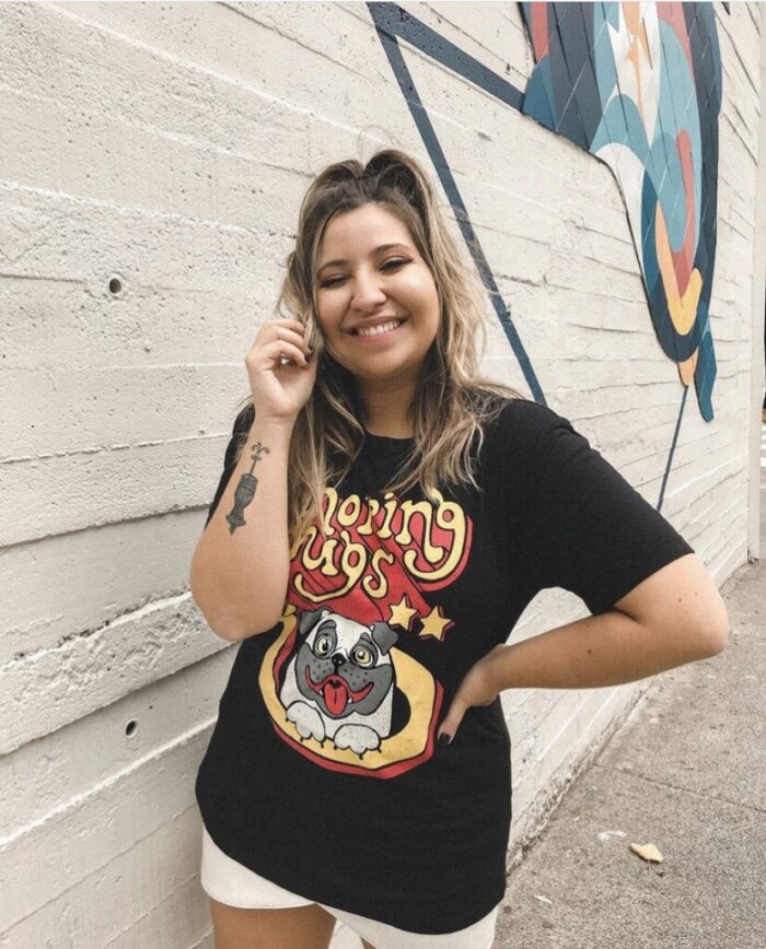 combinar camiseta preta