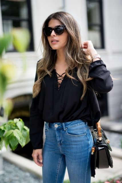 camiseta preta e jeans