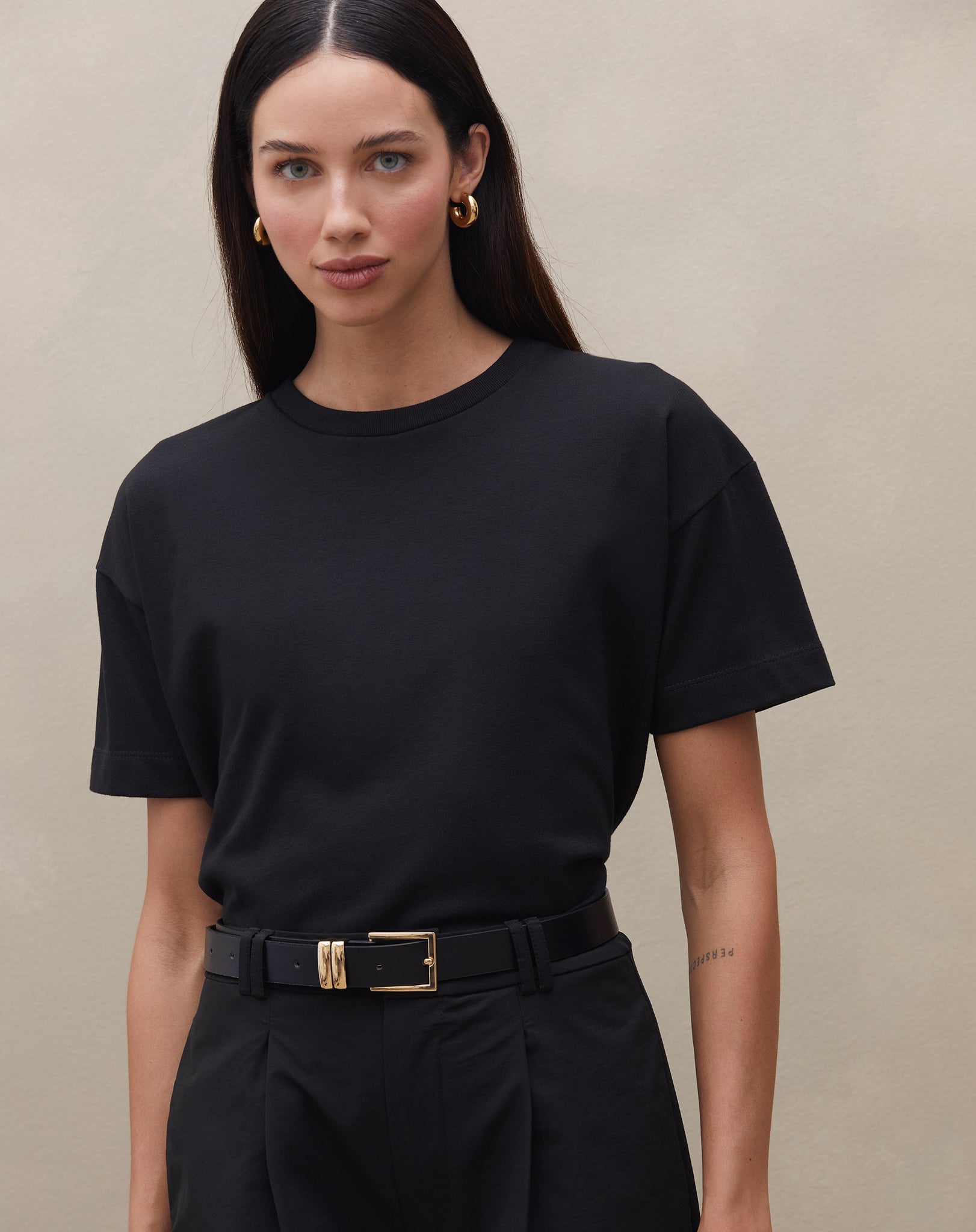camiseta preta feminina