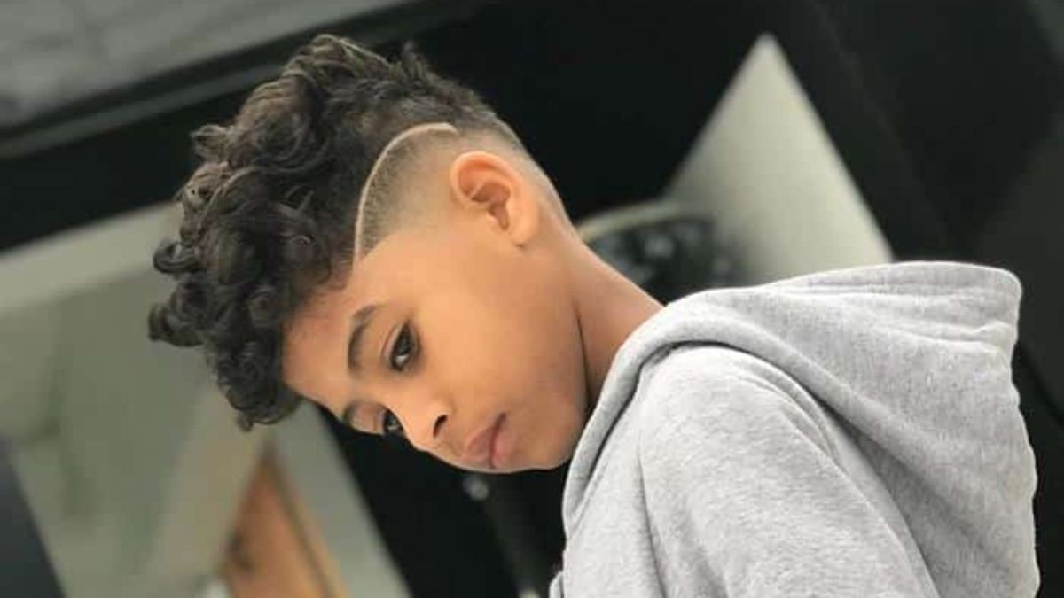 Guia Completo: Como Escolher o Primeiro Corte de Cabelo do Seu Filho; Cortes de Cabelo Infantil Masculino: Do Clássico ao Moderno para 2026; Cortes para Meninos: Praticidade e Estilo para Cada Tipo de Cabelo; Finalização Perfeita: Produtos e Dicas para o Cabelo Infantil Masculino; Low Fade vs. Mid Fade: Qual o Melhor Degradê para Crianças?