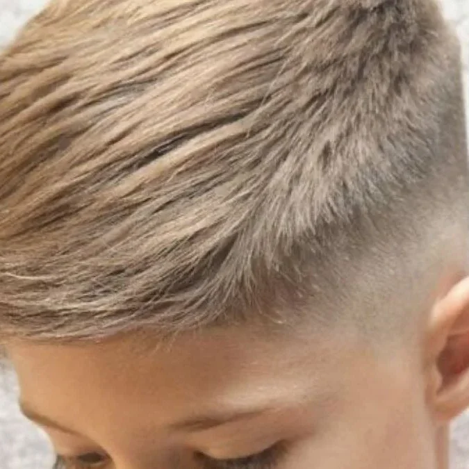 Guia Completo: Como Escolher o Primeiro Corte de Cabelo do Seu Filho; Cortes de Cabelo Infantil Masculino: Do Clássico ao Moderno para 2026; Cortes para Meninos: Praticidade e Estilo para Cada Tipo de Cabelo; Finalização Perfeita: Produtos e Dicas para o Cabelo Infantil Masculino; Low Fade vs. Mid Fade: Qual o Melhor Degradê para Crianças?
