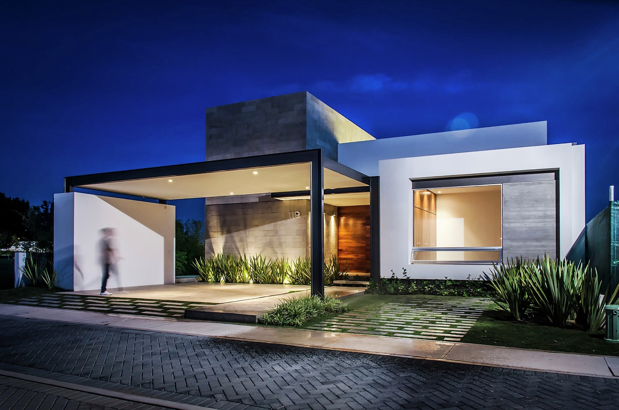 fachada de casa moderna com garagem integrada