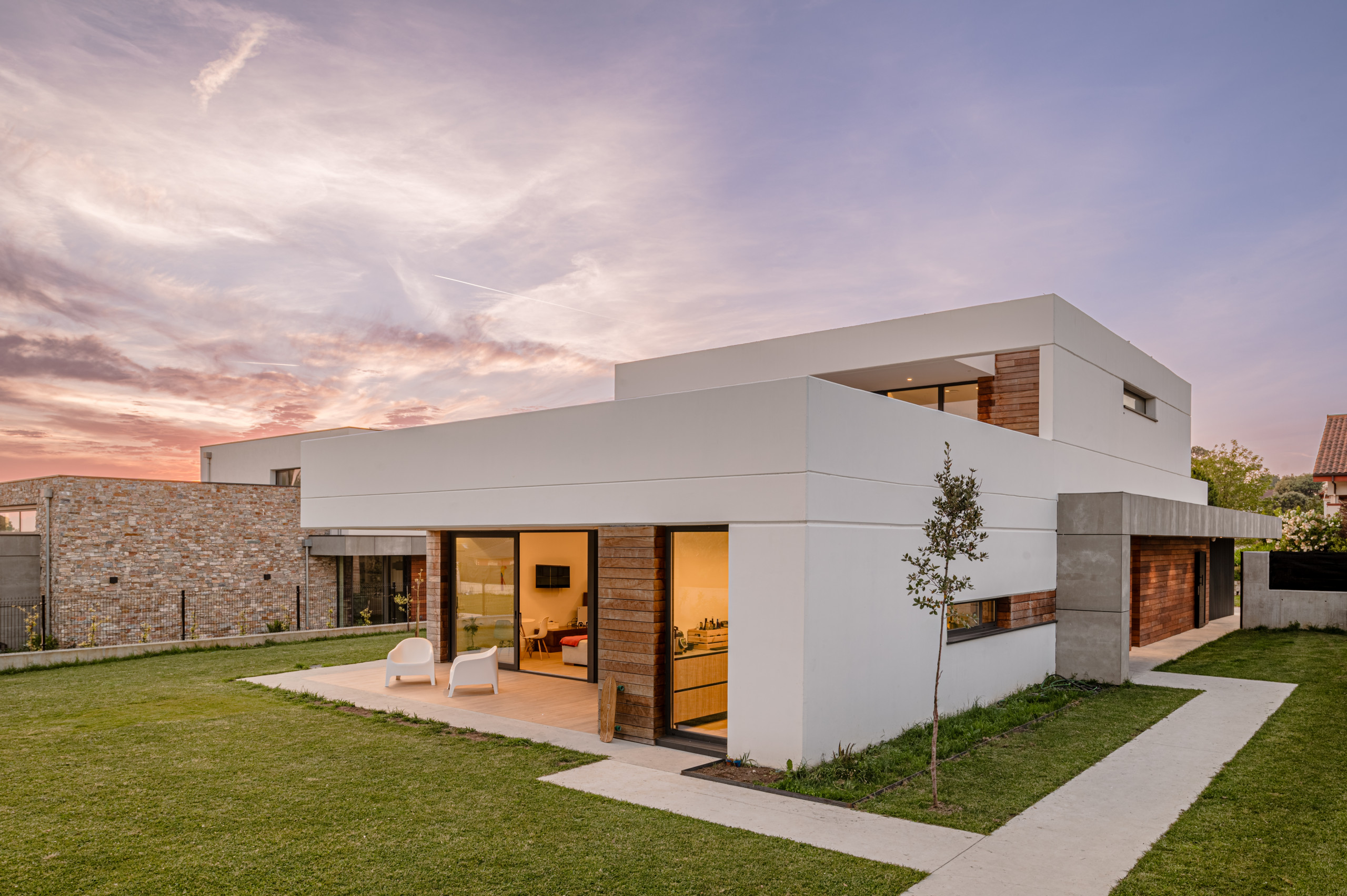 fachada de casa moderna com muro