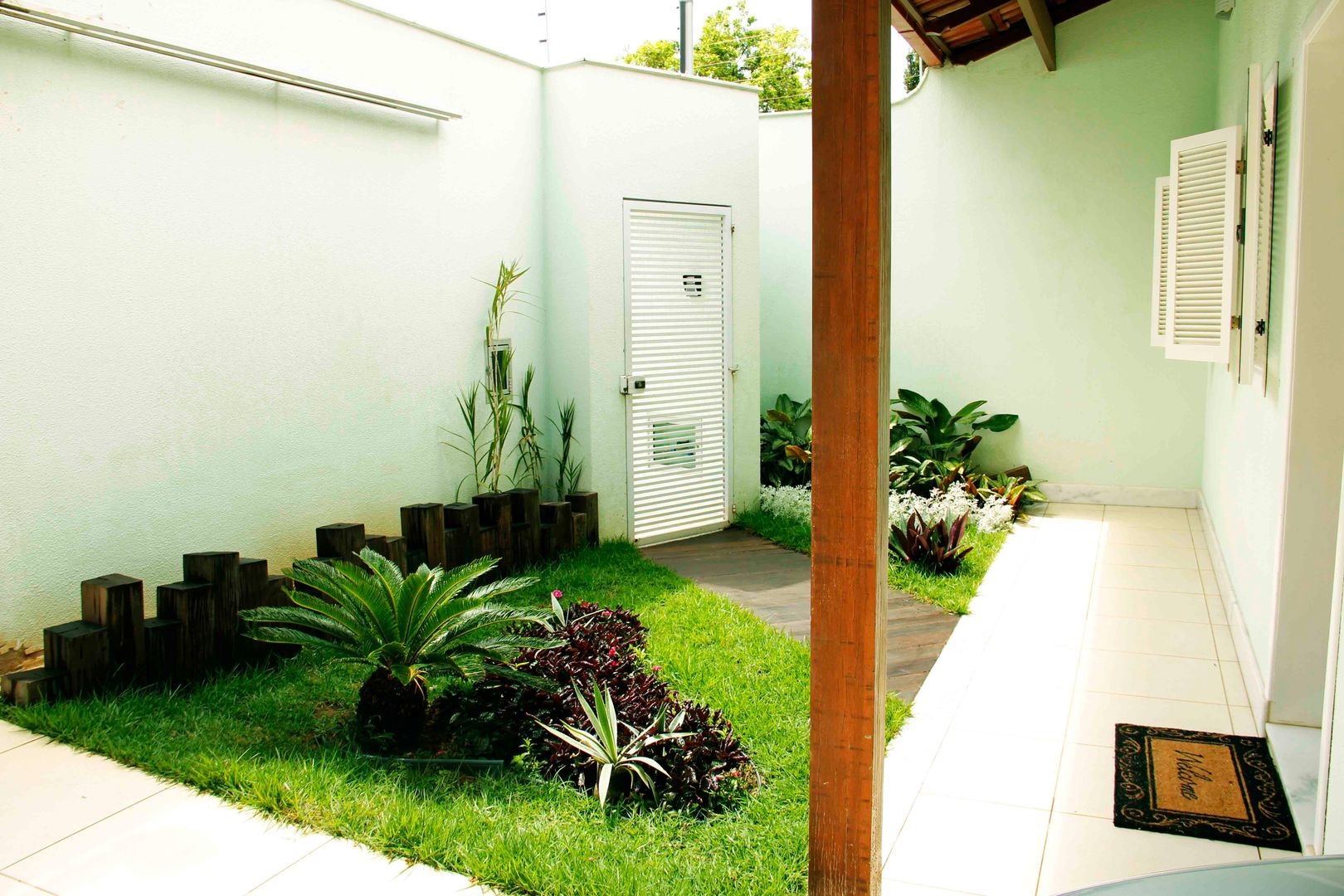 jardim com flores na frente