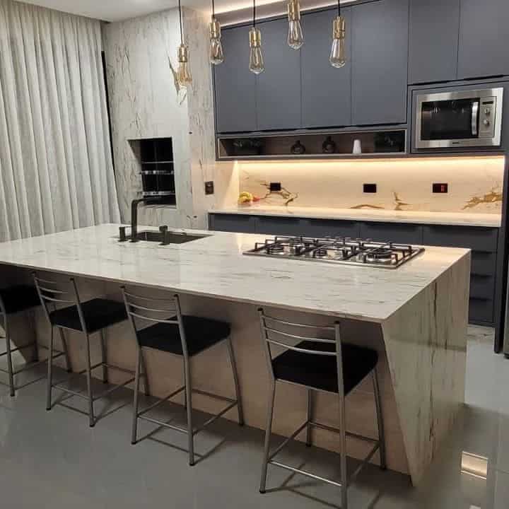 ilha de cozinha com banquetas