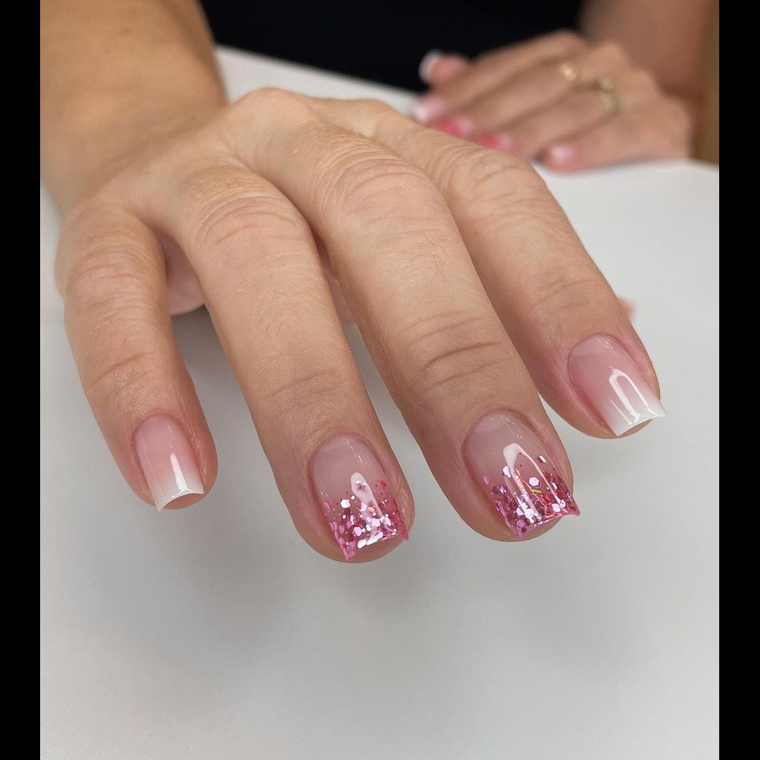 unhas de gel amendoada