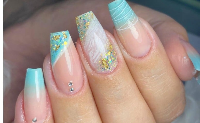 ideias de unhas delicadas com glitter
