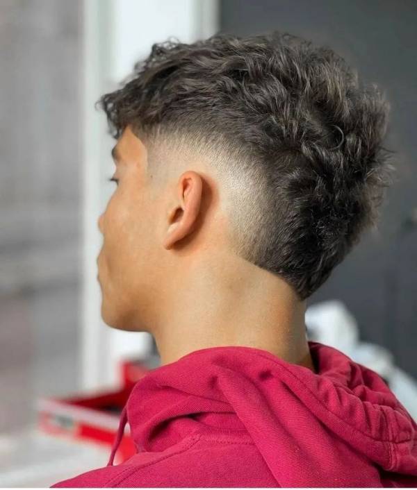 Moicano disfarçado (burst fade) cabelo ondulado