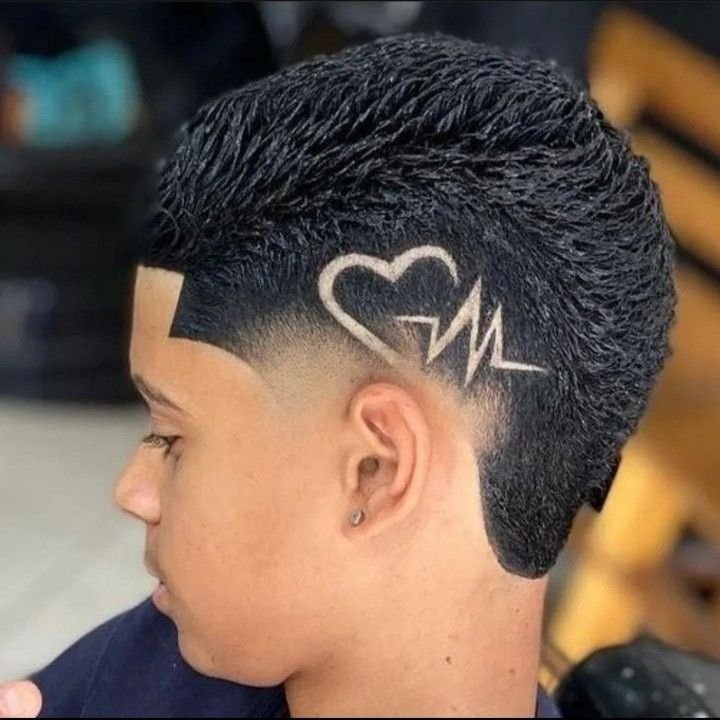 Moicano baixo cabelo ondulado