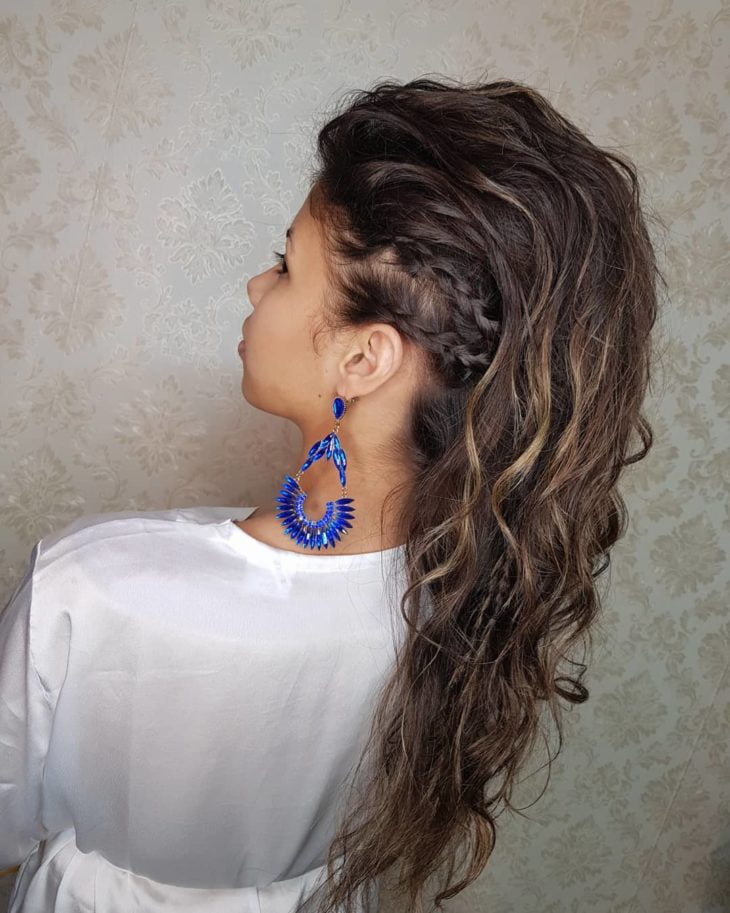 Penteado moicano cabelo ondulado