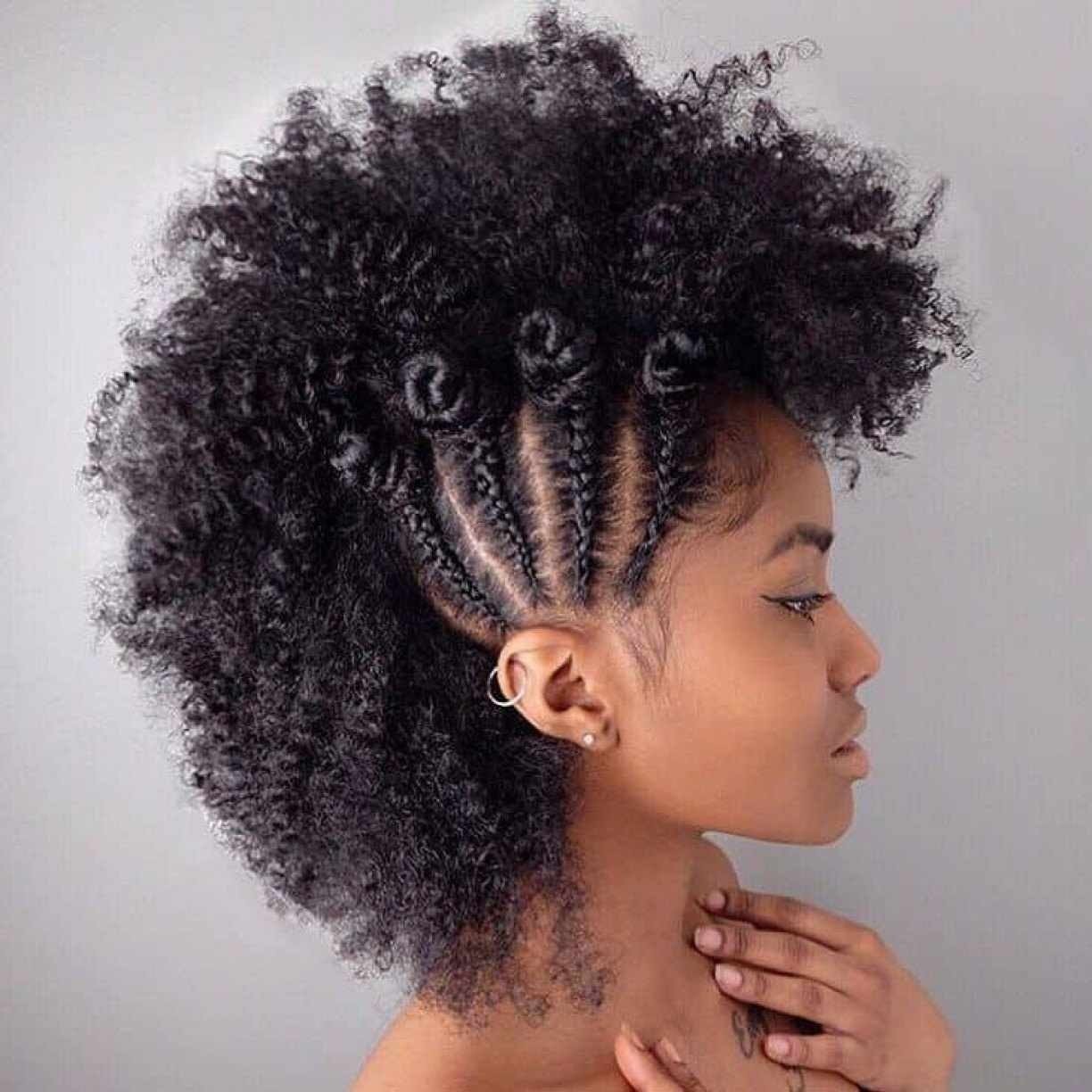 Corte moicano cabelo ondulado