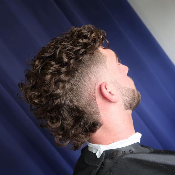 Moicano masculino cabelo ondulado