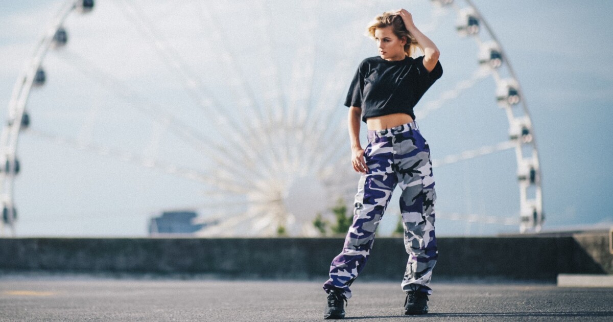 mom jeans versus calça cargo qual escolher para look anos 90