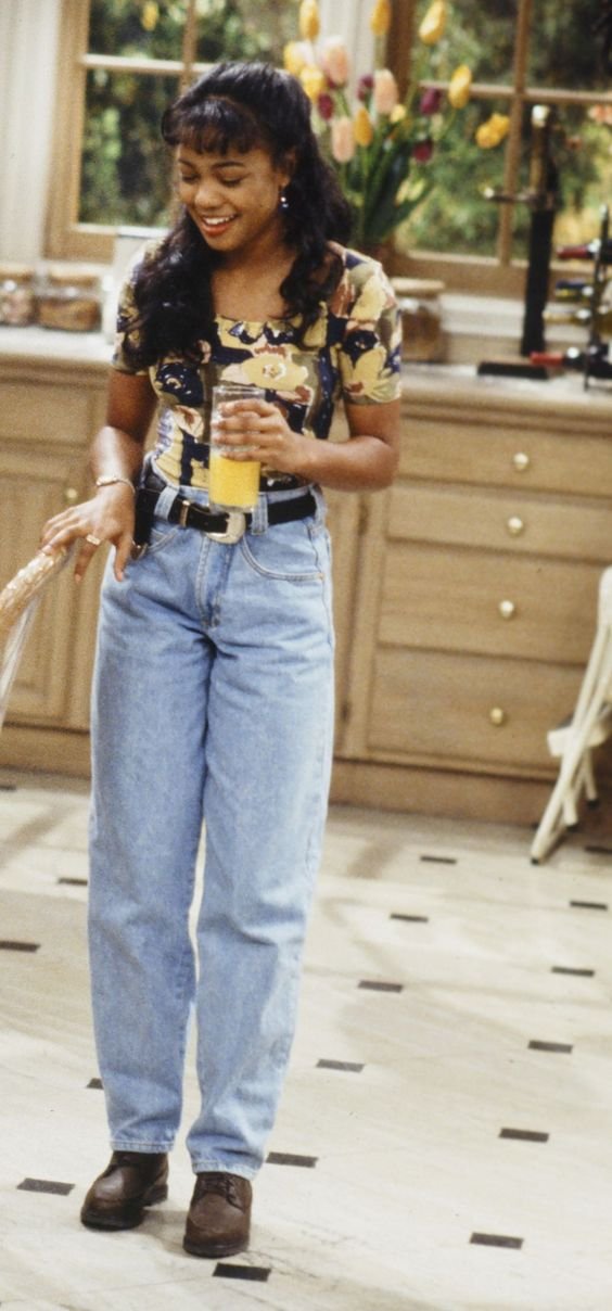 ideias de looks anos 90 com mom jeans e calça cargo