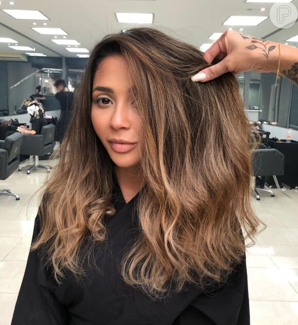 Morena Iluminada Avelã: Guia Completo para Cabelos Cacheados