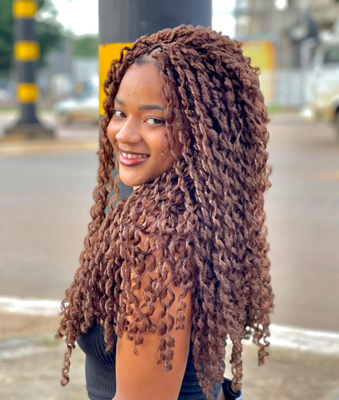 melhores tons de morena iluminada para cabelo cacheado escuro