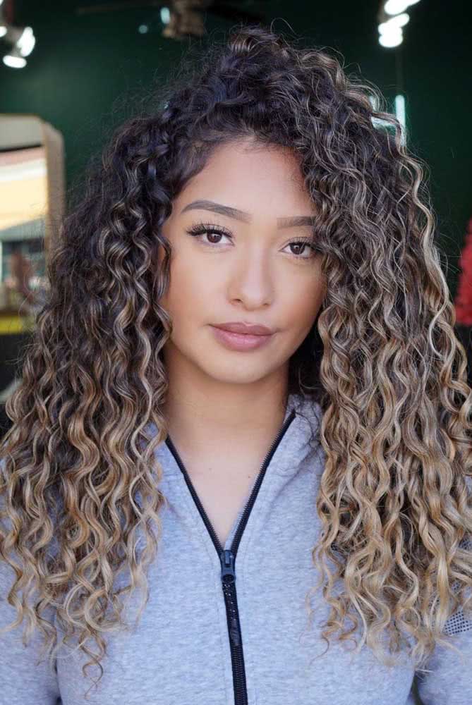 inspiração morena iluminada cabelo cacheado