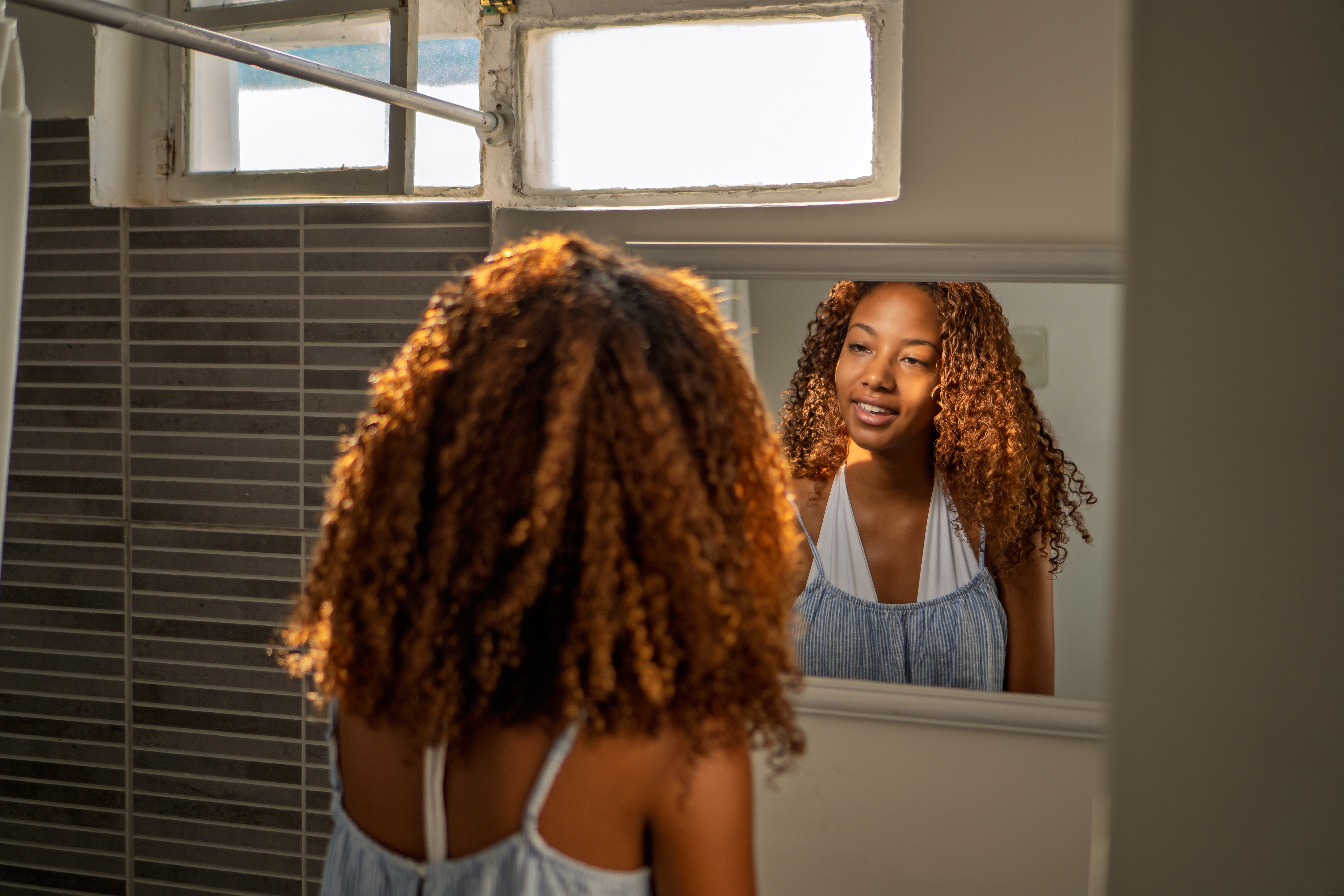 melhores tons de morena iluminada para cabelo cacheado escuro
