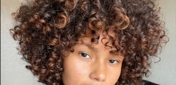 inspiração morena iluminada cabelo cacheado