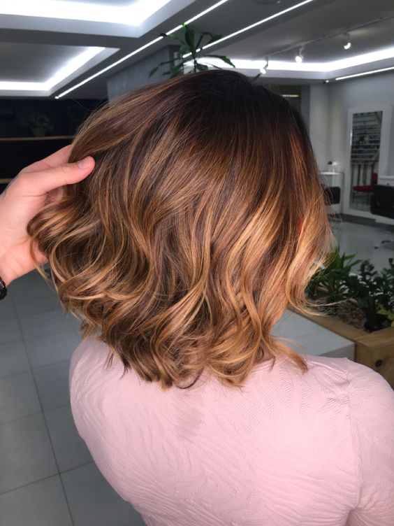 Cortes Curtos que Realçam a Morena Iluminada: Pixie, Bob e Cacheados em Destaque