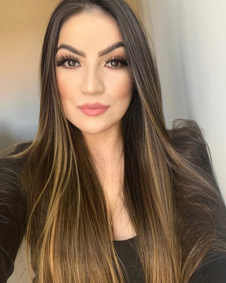 morena iluminada cabelo liso mel