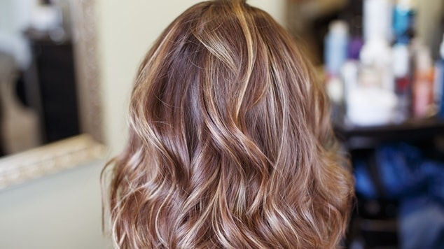 morena iluminada cabelo liso caramelo