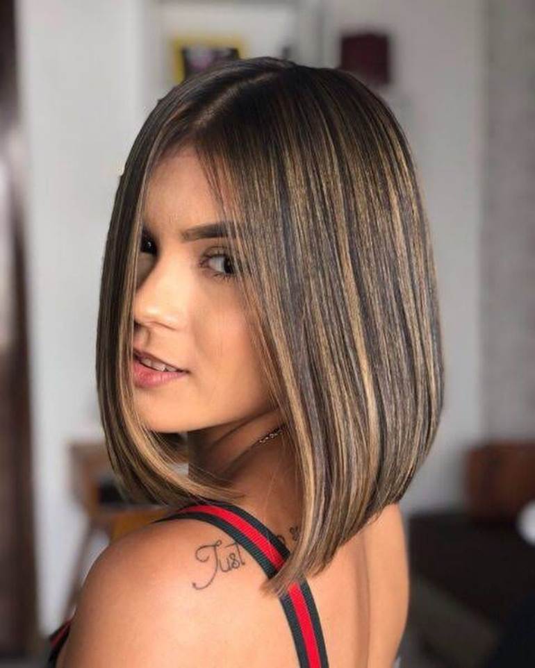 morena iluminada cabelo liso com franja