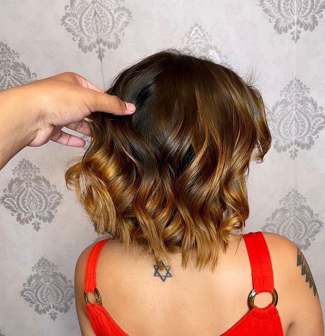 morena iluminada cabelo curto vs luzes tradicionais