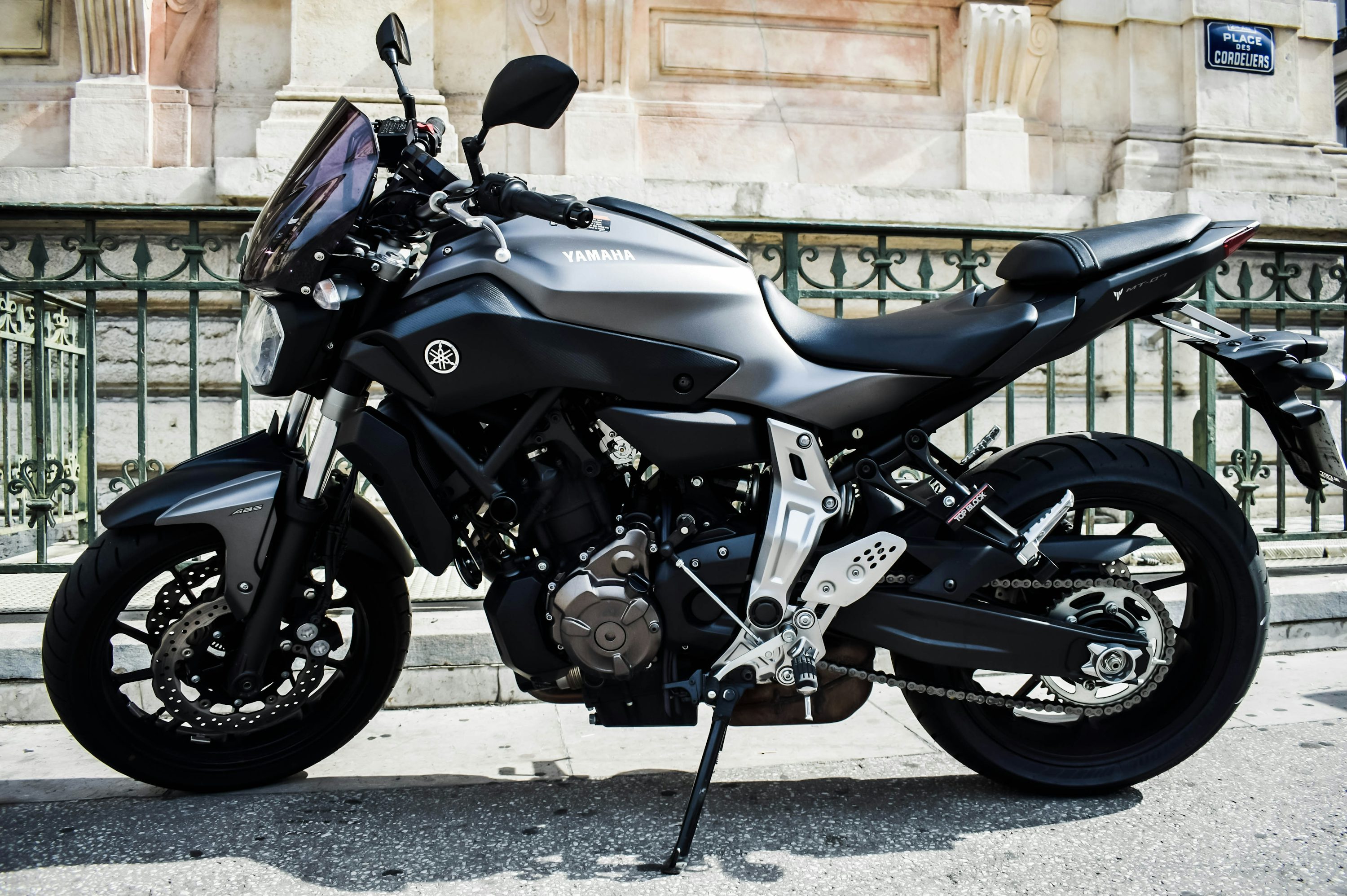 moto preta custom grande