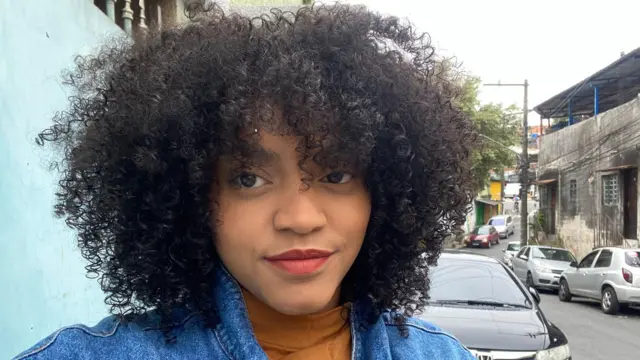 mulher cabelo crespo