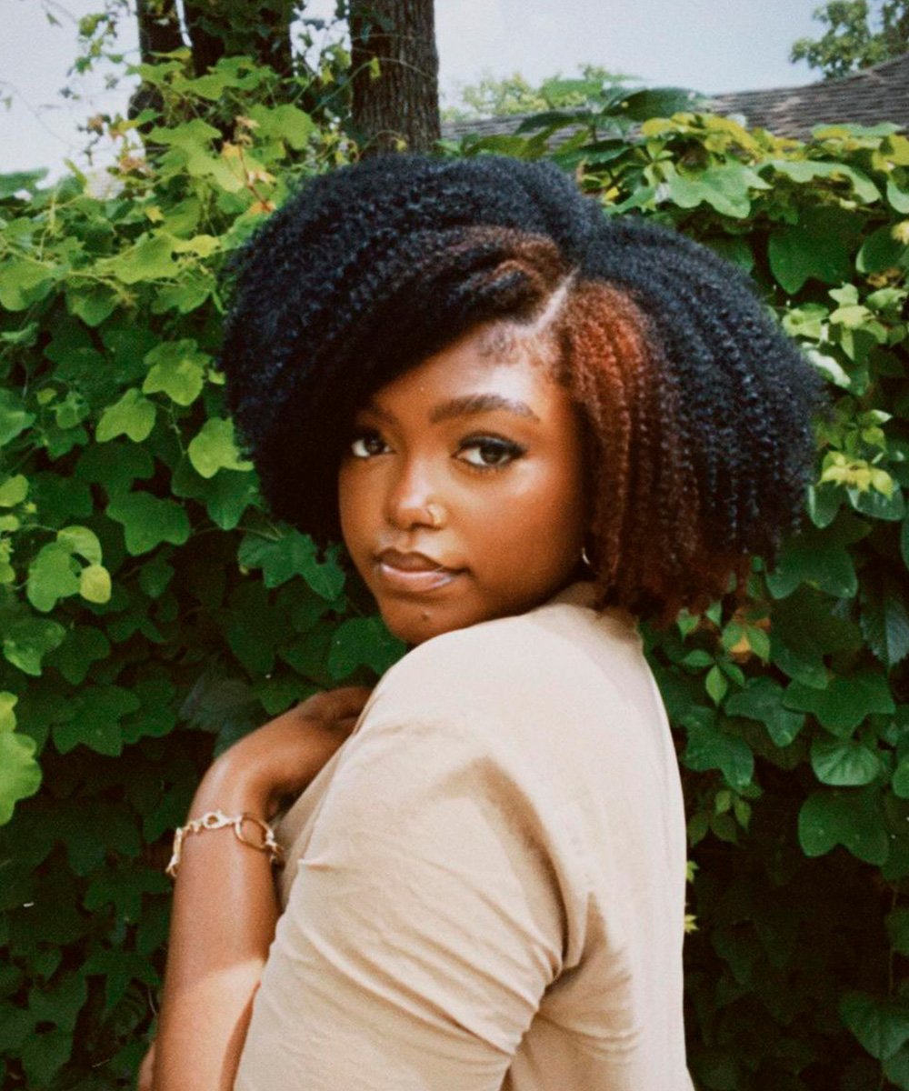 melhores cortes de cabelo crespo para valorizar o rosto