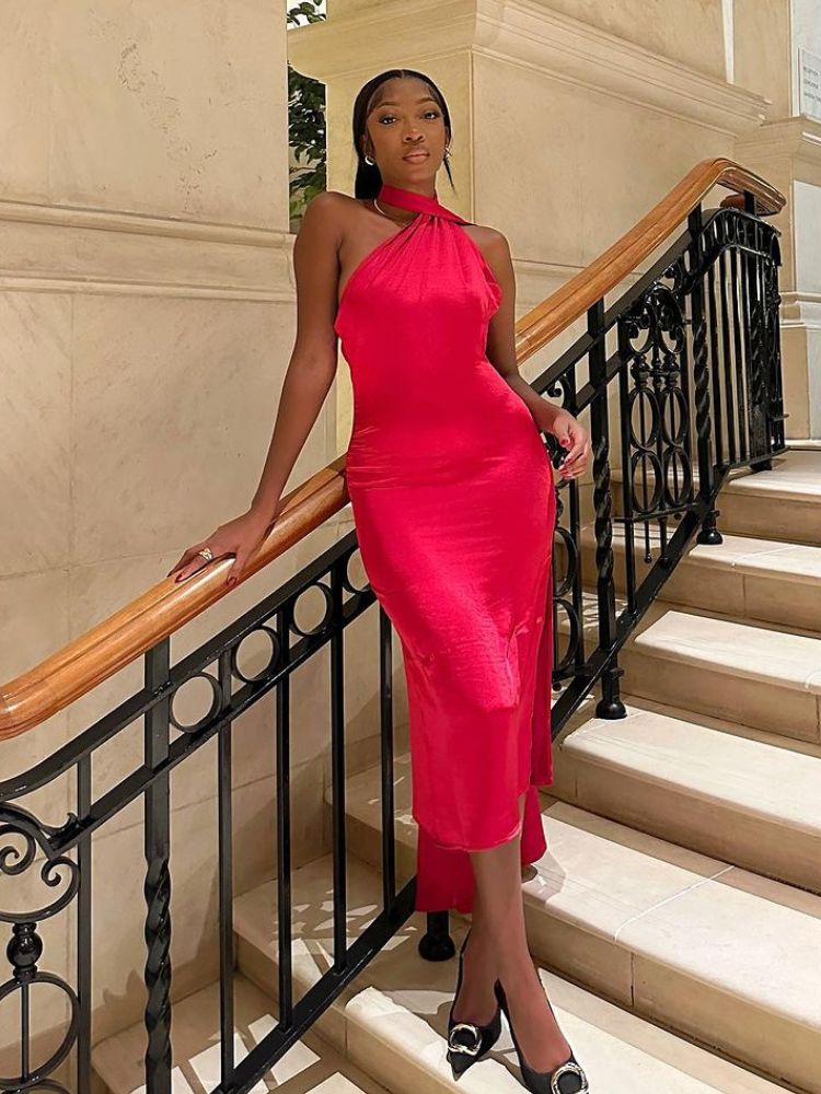 vestido vermelho com tênis