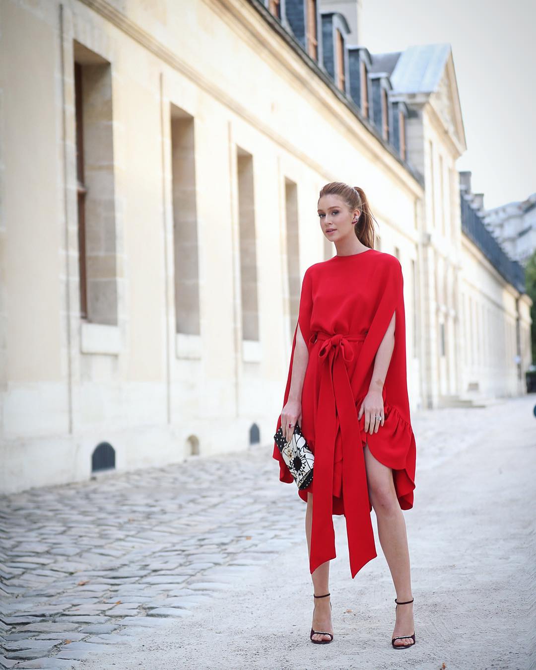 vestido vermelho com jaqueta de couro