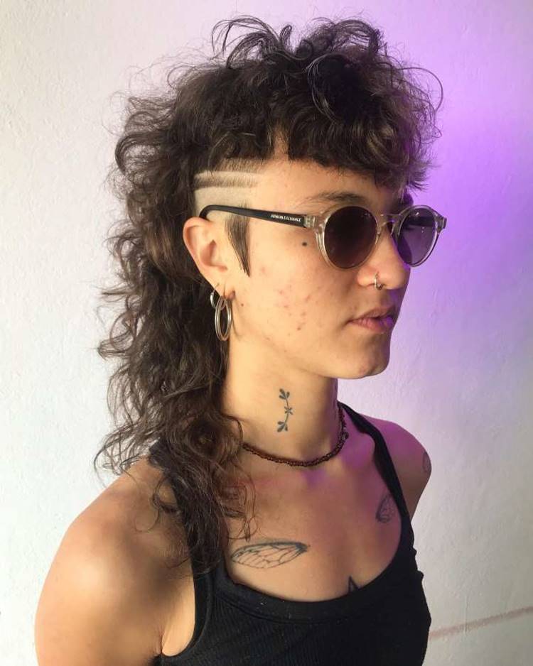 Manutenção do mullet cacheado: produtos e técnicas essenciais