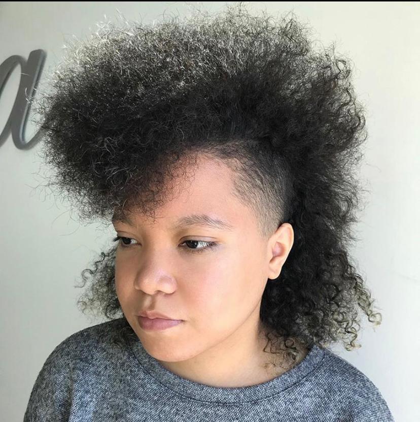 Mullet Cacheado Feminino: Versatilidade e Ousadia para Seus Fios