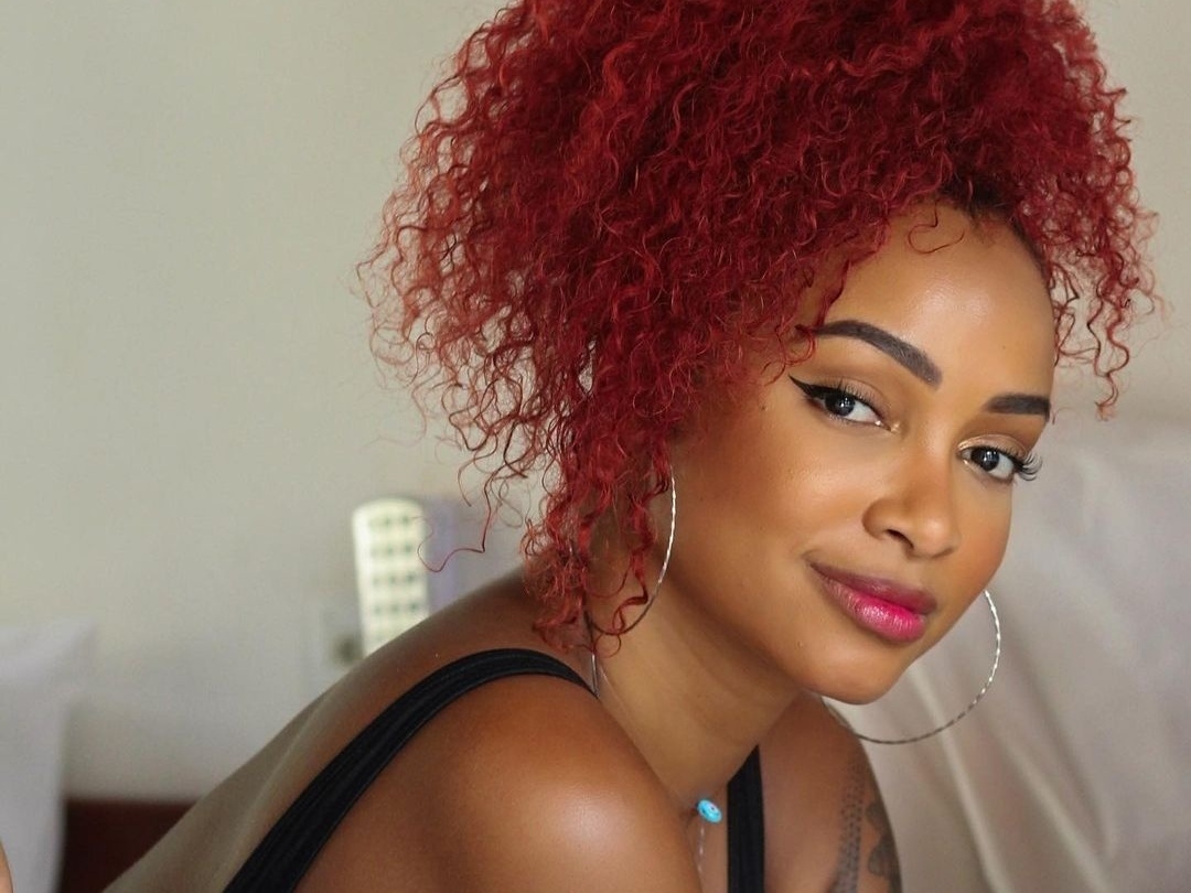 5 ideias de títulos:
1. Descubra os tons de ruivo perfeitos para pele negra.
2. Ruivo natural em negras: Mitos e verdades sobre o gene MC1R.
3. Guia completo: Como cuidar de cabelos ruivos em pele negra.
4. Inspirações de looks ruivos para mulheres negras: Cortes e estilos.
5. Do acobreado ao vinho: As melhores cores de ruivo para você.